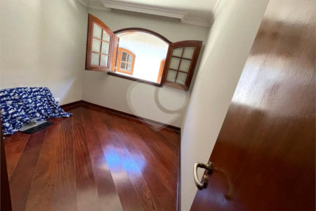 Casa à venda com 6 quartos, sendo 1 suíte, no condomínio Granja Olga I, Sorocaba - SP