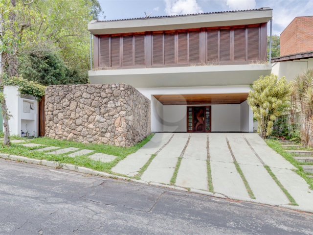 Casa à venda com 5 quartos, sendo 3 suítes,  no condomínio Granja do Morumbi, São Paulo - SP