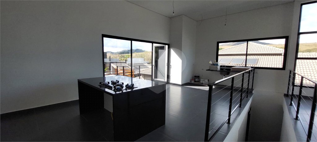 Casa à venda com 4 suítes no condomínio Figueira Garden, Atibaia - SP