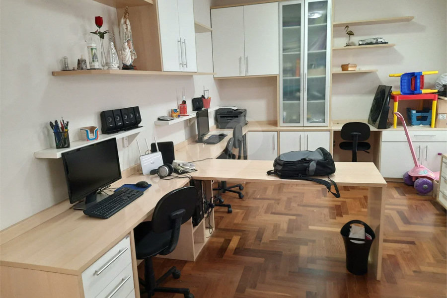 casa térrea na Vila Romana, 07 vagas de garagem, 4 quartos,, sendo 1 suíte amplo quintal.