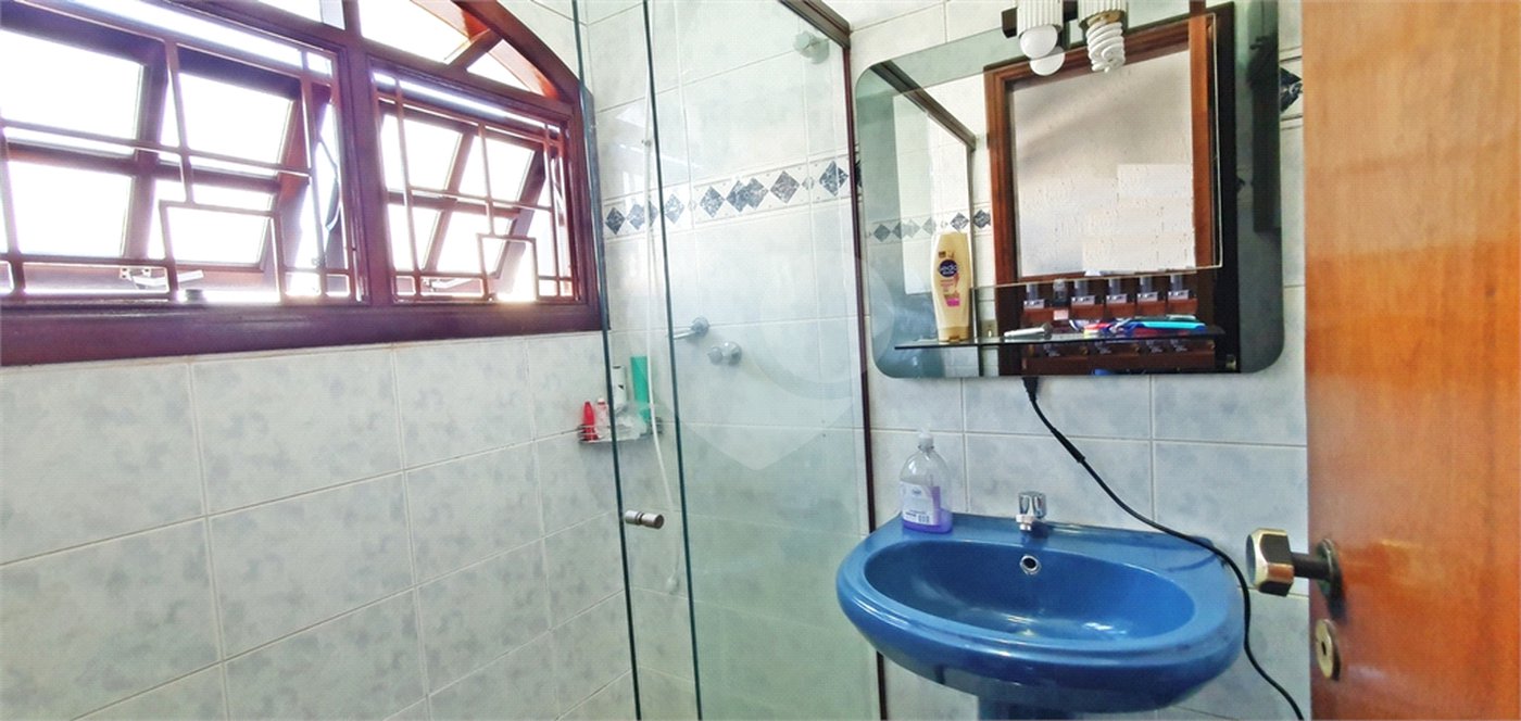 Sobrado à venda com 4 quartos, sendo 3 suítes, em Vila Paulicéia, São Paulo, SP
