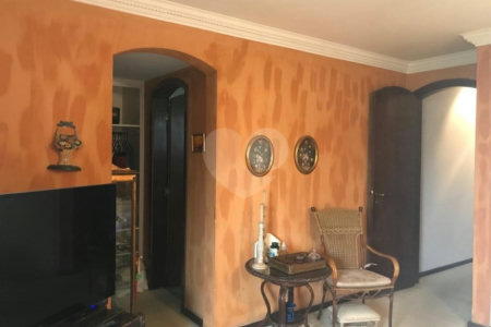 Casa à venda com 5 quartos, sendo 2 suítes,  em Jardim Everest, São Paulo, SP