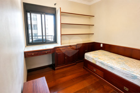 Apartamento à venda com 4 quartos, sendo 1 suíte, em Moema, São Paulo, SP