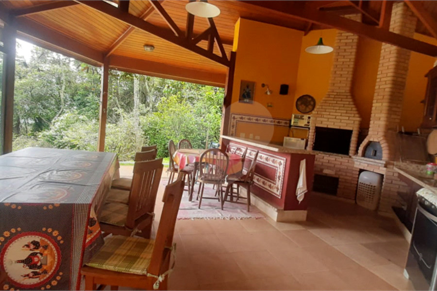 Casa à venda com 5 quartos, sendo 4 suítes, no condomínio Alpes da Cantareira, Mairiporã - SP