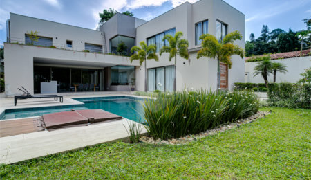 Casa à venda com 5 suítes em Jardim Cordeiro, São Paulo, SP