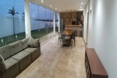 Casa à venda com 5 quartos, sendo 4 suítes, no condomínio Village Saint Charbel, Araçoiaba da Serra - SP