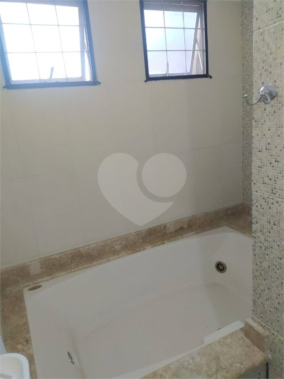 Casa à venda ou para alugar com 3 quartos, sendo 1 suíte, em Estação, São Roque, SP