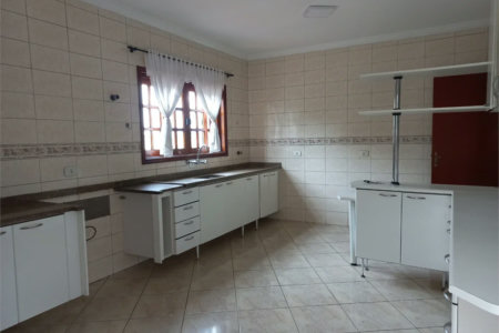 Sobrado à venda com 4 quartos, sendo 3 suítes,  em Cidade São Francisco, São Paulo, SP