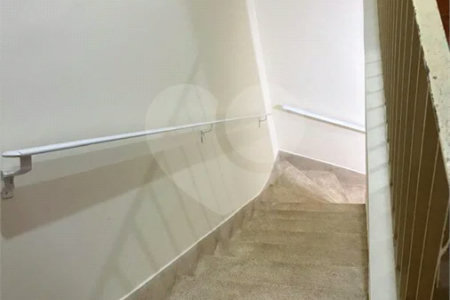 São Paulo - Capital - Bairro Santa Cruz - R4 495.000,00 - Aceita permuta por imóvel na cidade de Indaiatuba- Sp - Sobrado em rua residencial sem saída e com praça particular. O imóvel possui 2 quartos — 1 suíte com dois ambientes e acesso a hall externo. Sala ampla, cozinha com dois ambientes