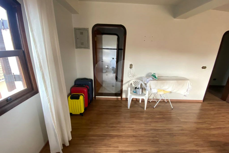 Casa à venda com 5 quartos, sendo 4 suítes, no condomínio Vilarejo Estoril, Mairiporã - SP