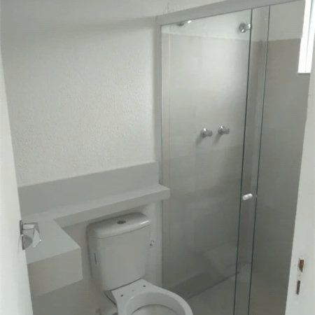Casa de alto padrão na Granja Viana - Fazendinha Descrição do Imóvel Localizada na Rua Uruana, número 9, em um dos bolsões residenciais mais exclusivos da Granja Viana, esta residência oferece o equilíbrio perfeito entre sofisticação e contato com a natureza. A propriedade destaca-se pela excelente