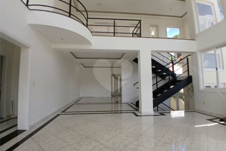 Casa à venda com 4 quartos, sendo 2 suítes, no condomínio Flamboyant, Atibaia - SP