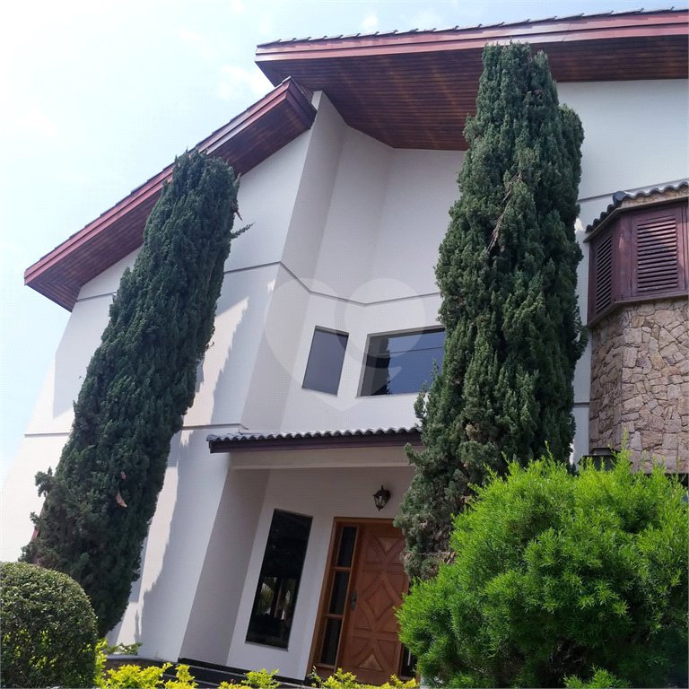 Casa à venda com 4 quartos, sendo 3 suítes, no condomínio Arujá 5, Arujá - SP