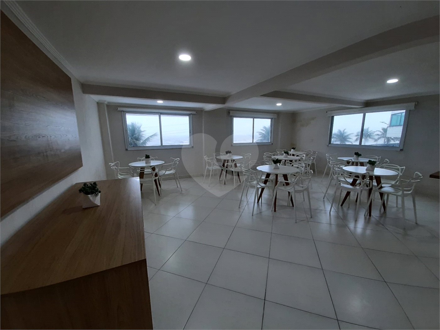 Apartamento à venda com 2 quartos, sendo 1 suíte,  no Centro, Mongaguá, SP