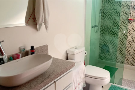 Sobrado à venda com 4 quartos, sendo 2 suítes,  em Vila Gilda, Santo André, SP
