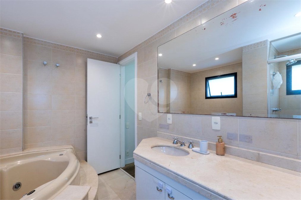 Apartamento à venda com 3 quartos, sendo 1 suíte, em Jardim Morumbi, São Paulo, SP