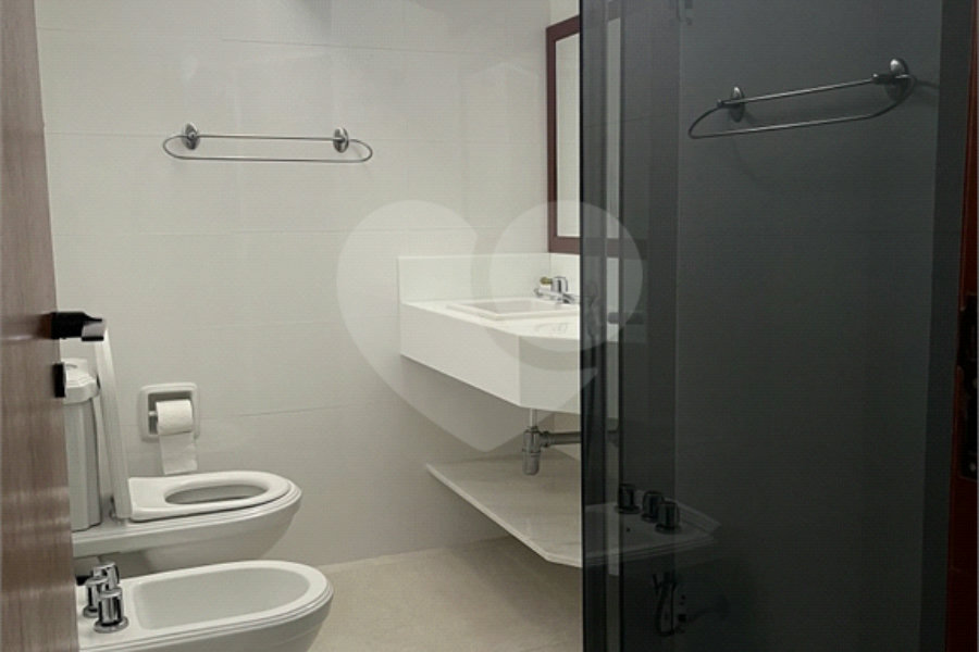 Apartamento à venda ou para alugar com 3 quartos, sendo 1 suíte, em Enseada, Guarujá, SP