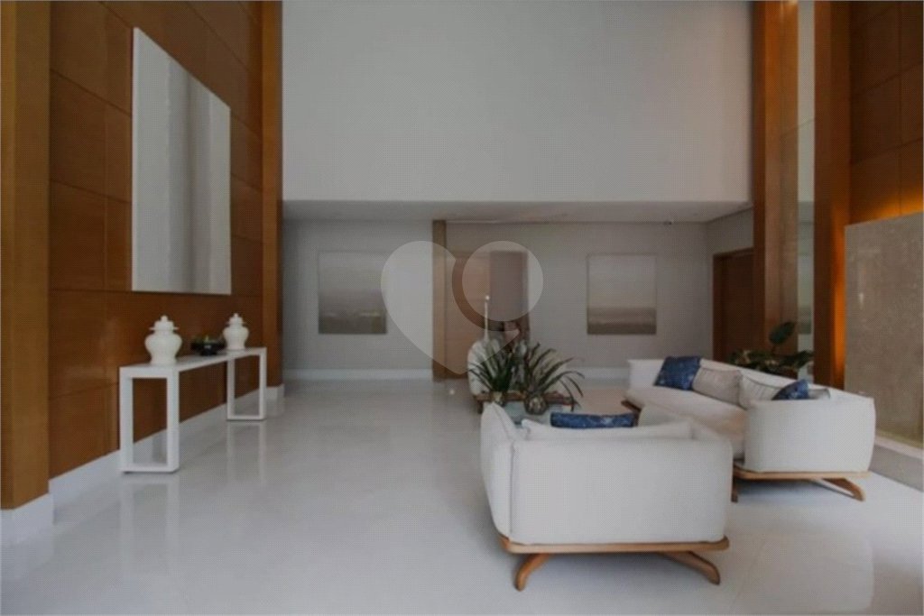 Apartamento com dois dormitórios sendo um climatizado, com duas vagas de garagem.