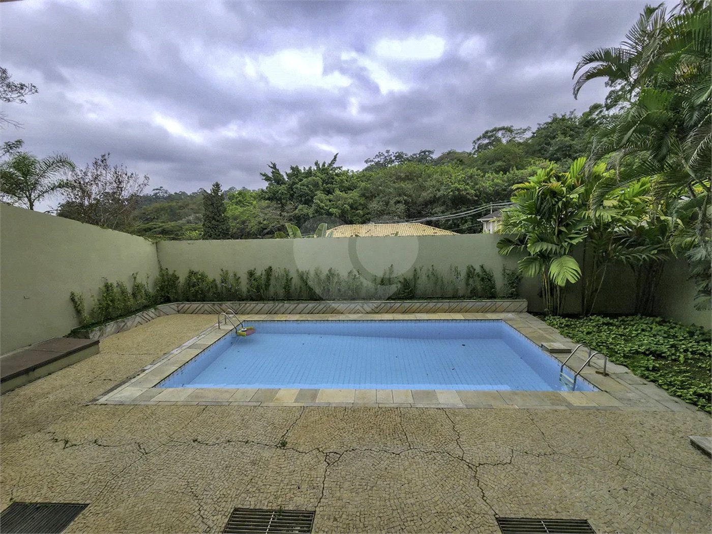 CASA EM RUA FECHADA NA REGIÃO DO MORUMBI / REGIÃO DO CLUBE PAINEIRAS