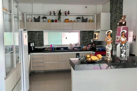 Casa à venda com 6 quartos, sendo 1 suíte,  no Centro, Balsas, MA