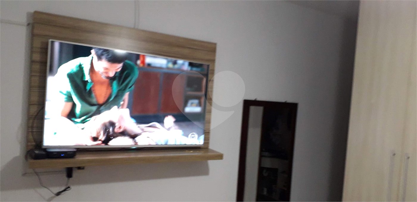 Casa térrea com 3 dormitórios, sendo 1 suíte.