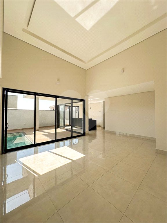 Casa à venda com 3 quartos, sendo 1 suíte, no condomínio Residencial Mont'alcino, Valinhos - SP