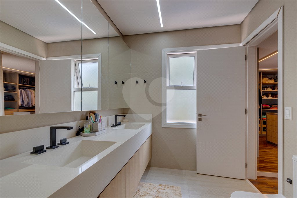 Casa à venda com 3 suítes no condomínio Residencial Canumã, São Paulo - SP