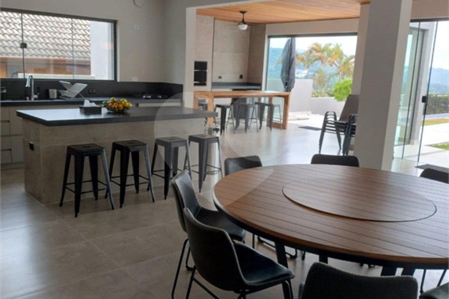 Casa à venda com 4 quartos, sendo 2 suítes, no condomínio Alpes da Cantareira, Mairiporã - SP
