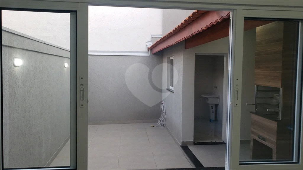 Sobrado novo com 3 suítes, 4 vagas, espaço gourmet com churrasqueira, jardim de inverno e acabamento premium. Conforto, modernidade e sofisticação.