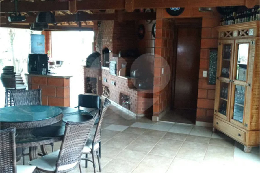 Chácara à venda. Ampla área de lazer. Aceita permuta com apartamento na praia