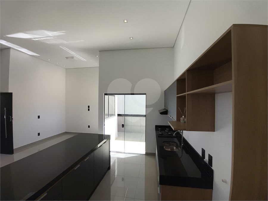 Casa à venda ou para alugar com 3 quartos, sendo 1 suíte, no condomínio Condomíno Helena Maria, Sorocaba - SP