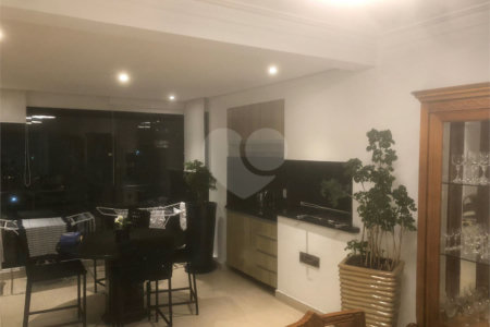 Apartamento á venda com 245m² com 4 dormitórios, 4 vagas CHÁCARA KLABIN Com área de lazer.