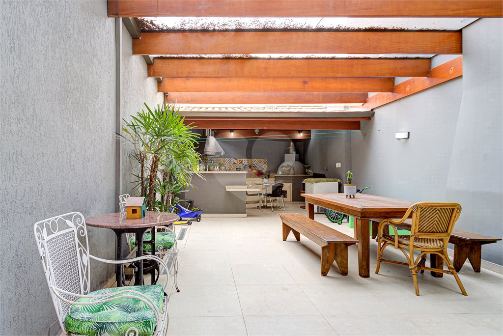 Casa à venda com 4 quartos, sendo 2 suítes, no condomínio Vila dos Ipês, São Paulo - SP
