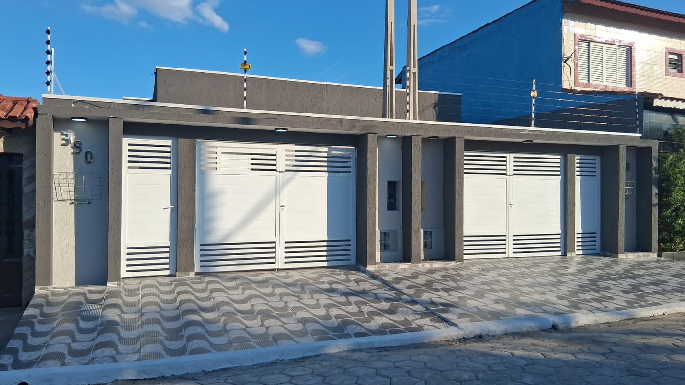 Casa à venda com piscina em Itanhaém