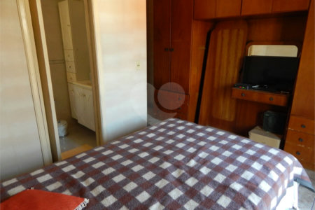 Sobrado à venda com 3 quartos, sendo 1 suíte,  em Parque Maria Domitila, São Paulo, SP