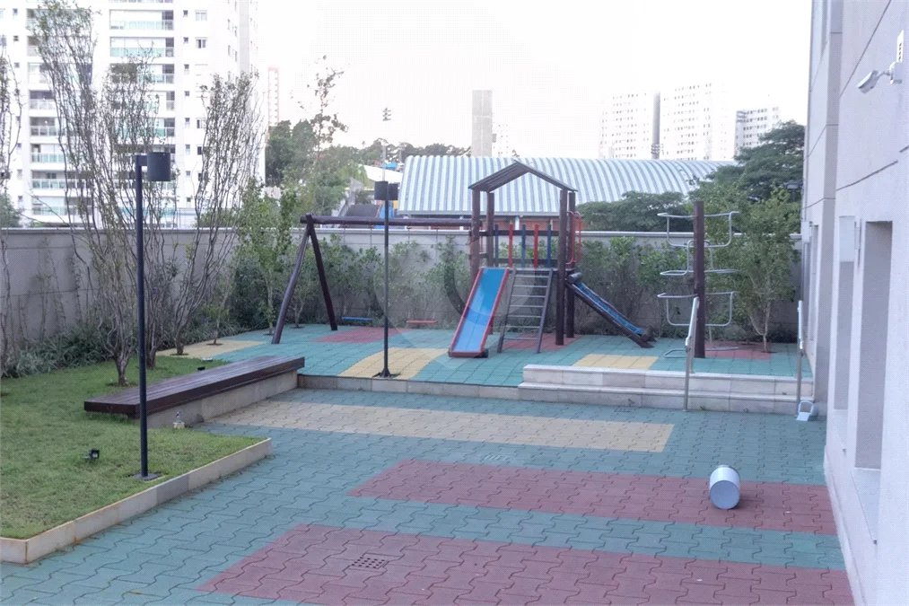 Espaço, conforto e uma localização privilegiada fazem deste apartamento mobiliado no Baeta Neves, em São Bernardo do Campo, uma excelente opção para seu novo lar. Com 118 m², três dormitórios e quatro banheiros, o imóvel oferece ambientes amplos para acomodar a família e receber amigos com comodidad