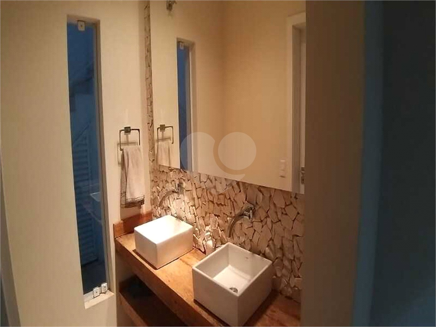 Casa à venda com 5 quartos, sendo 4 suítes, no condomínio Village Saint Charbel, Araçoiaba da Serra - SP