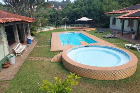 Casa à venda ou para alugar com 5 quartos, sendo 2 suítes, no condomínio Restinga Verde, São Roque - SP