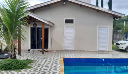 Sobrado à venda com 3 quartos, sendo 1 suíte, no Centro, Piracaia, SP