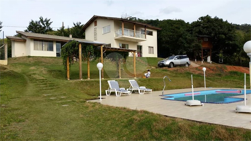 Chácara à venda com 4 quartos, sendo 2 suítes,  em Batatuba, Piracaia, SP