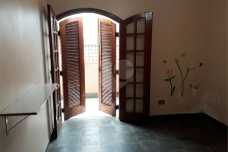 Sobrado à venda com 3 quartos, sendo 1 suíte,  em Vila Nivi, São Paulo, SP