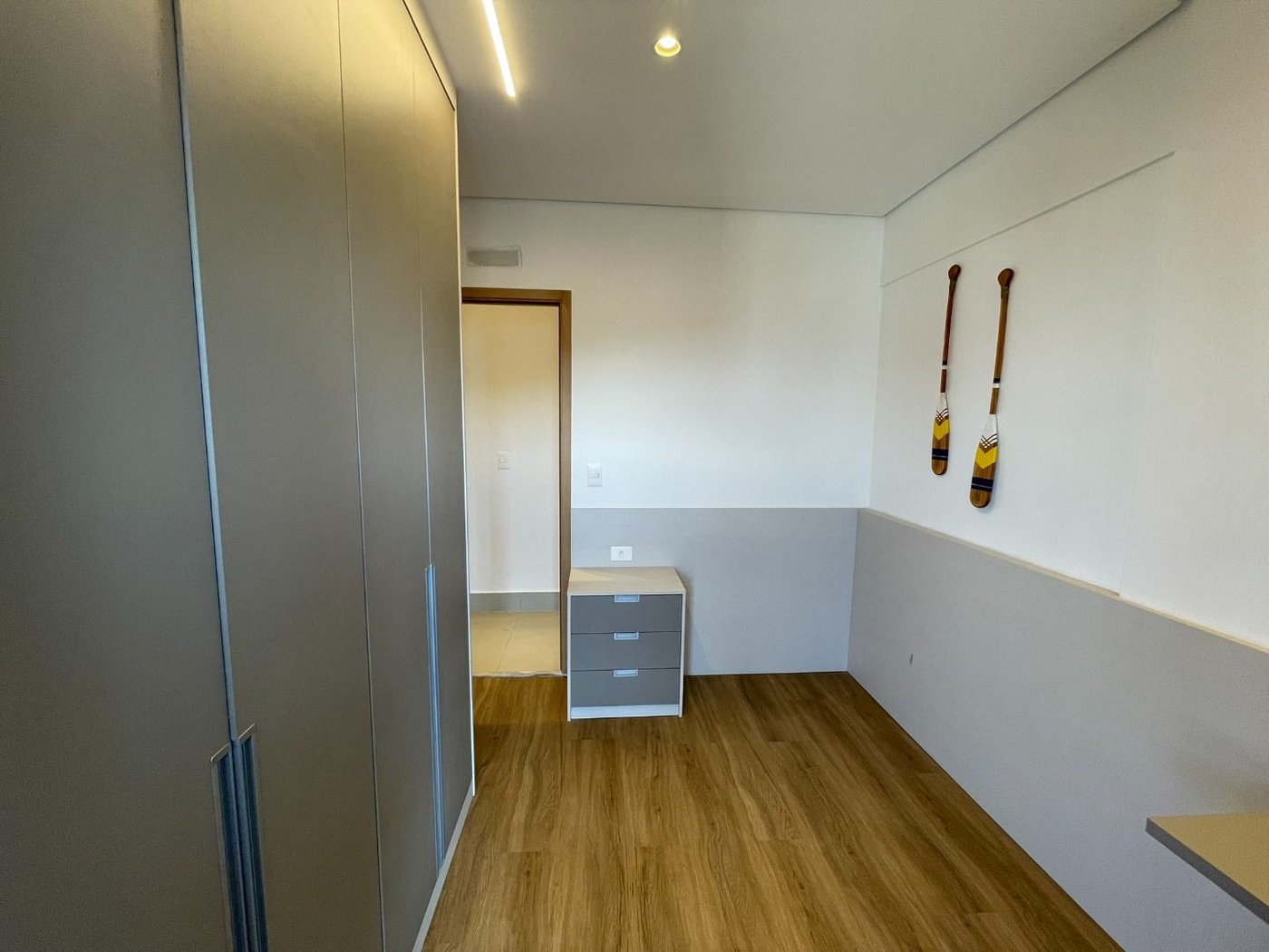 Apartamento 2 dormitórios (1 suíte), porteira fechada, 1 vaga demarcada, no José Menino, Santos
