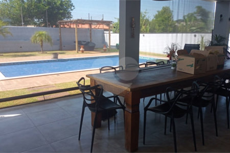 Casa à venda com 3 quartos, sendo 1 suíte,  no condomínio Village da Serra, Araçoiaba da Serra - SP