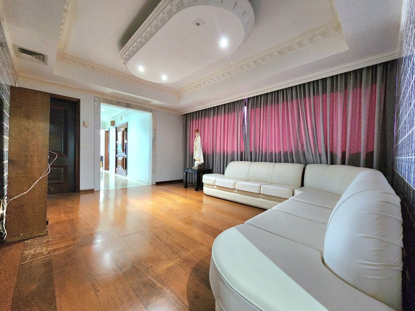 Apartamento Alto Padrão Frente Mar com 4 Dormitórios, 3 Suítes e 3 Vagas na Orla de Santos