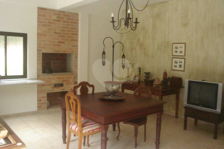 Casa à venda com 3 quartos, sendo 2 suítes, no condomínio residencial Cantareira-pque Petropolis, Mairiporã - SP