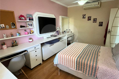 Casa à venda com 3 quartos, sendo 2 suítes, no condomínio Laura Serra, Rio de Janeiro - RJ