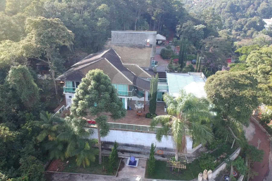 Casa à venda com 6 quartos, sendo 5 suítes, no condomínio Alpes da Cantareira, Mairiporã - SP