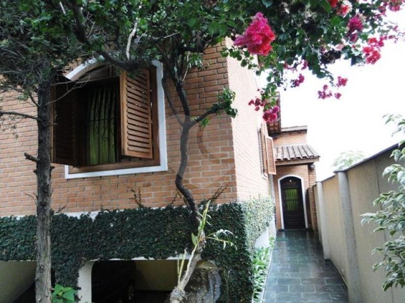Sobrado à venda com 8 quartos, sendo 2 suítes,  em Santana, São Paulo, SP