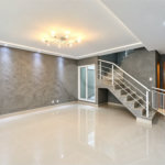 Sobrado geminado com 185 m², 3 suítes, closet, 4 vagas, área gourmet, sótão, energia solar, aquecimento de água e sistema completo de segurança.