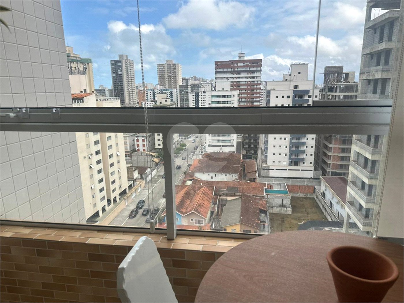 Apartamento à venda ou para alugar com 2 quartos, sendo 1 suíte,  em Guilhermina, Praia Grande, SP
